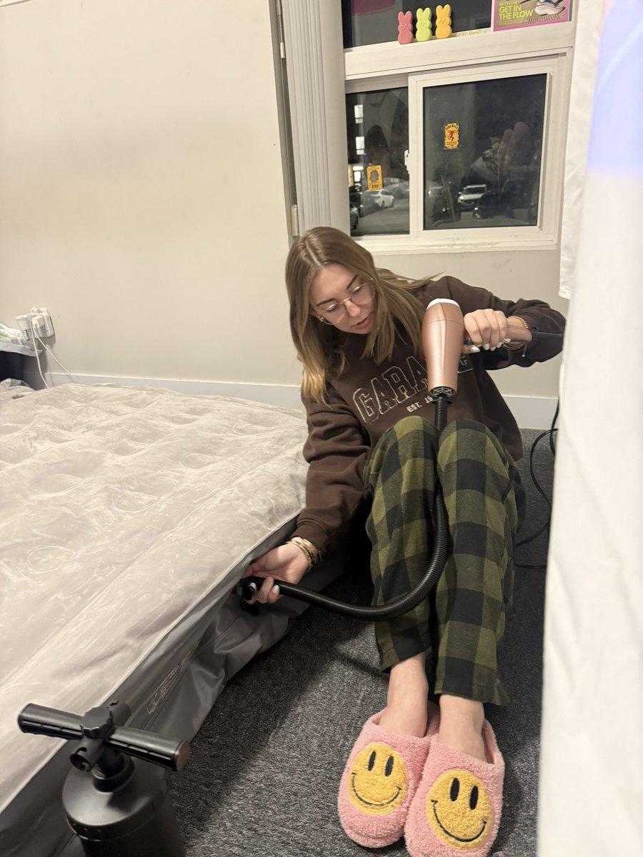 ReallMeaa's tweet photo. #girlboss moment 

The air mattress pump was too much work for us girls so we girl bossed it with the blow dryer and the tube from the air mattress pump! Aren’t we innovative? Chowwww :) https://t.co/1uOEa5jPde