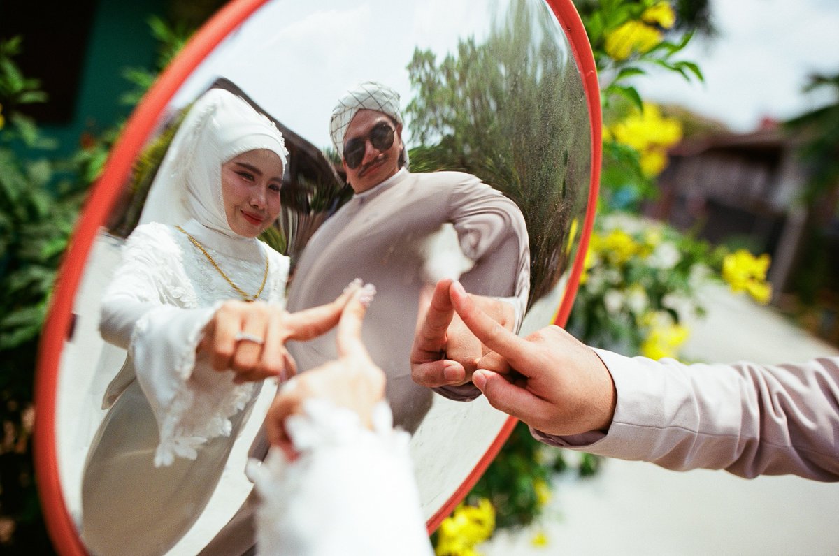 Marnphumdokmai's tweet image. FADEELAH AND SOLEAH 
بَارَكَ اللَّهُ لَكَ وَبَارَكَ عَلَيْكَ وَجَمَعَ بَيْنَكُمَا فِي خَيْرٍ

Canon EOS5 ,  Kodak Ektar 100
D&amp;amp;S : What The Film Lab
#marnfoto #films #Ektar100 #KodakEktar100 #filmphotography #canoneos5 #canon #eos5 #thailand #filmportrait #กล้องฟิล์ม