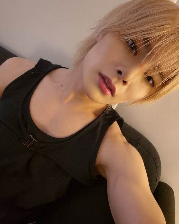 Few tweets  #hyunin | Why'd you only call me when you're high?

En donde Hynjn siempre llama a su amigo borracho para ser complacido o en donde Jngn esta cansado que su amigo no lo vea mas que eso.