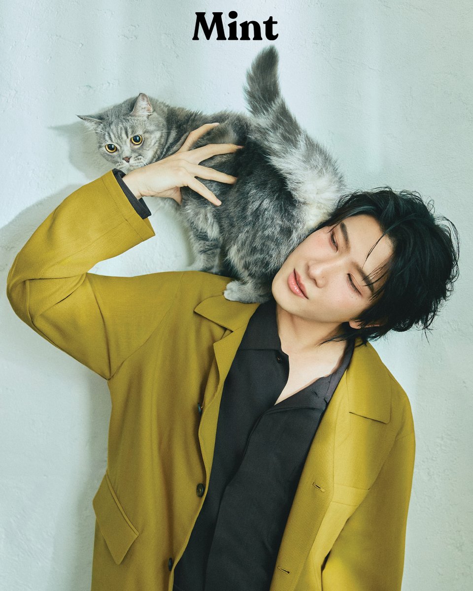 “ผมเหมือนได้มีเพื่อนอีกคนที่สนิทกันจนเป็นส่วนหนึ่งของครอบครัวไปด้วย อีกอย่างคือเขาทำให้ผมเป็นคนใจเย็นลงและอ่อนโยนมากขึ้นครับ เวลาเจอเรื่องเครียดๆ ก็สบายใจขึ้นเพราะได้อยู่กับเขา” 💚 #khaotungg

➡️อ่านบทสัมภาษณ์ mintmagth.com/people/intervi…

🛒 ไปช้อป #MintVol33 ฉบับล่าสุดได้แล้ววันนี้