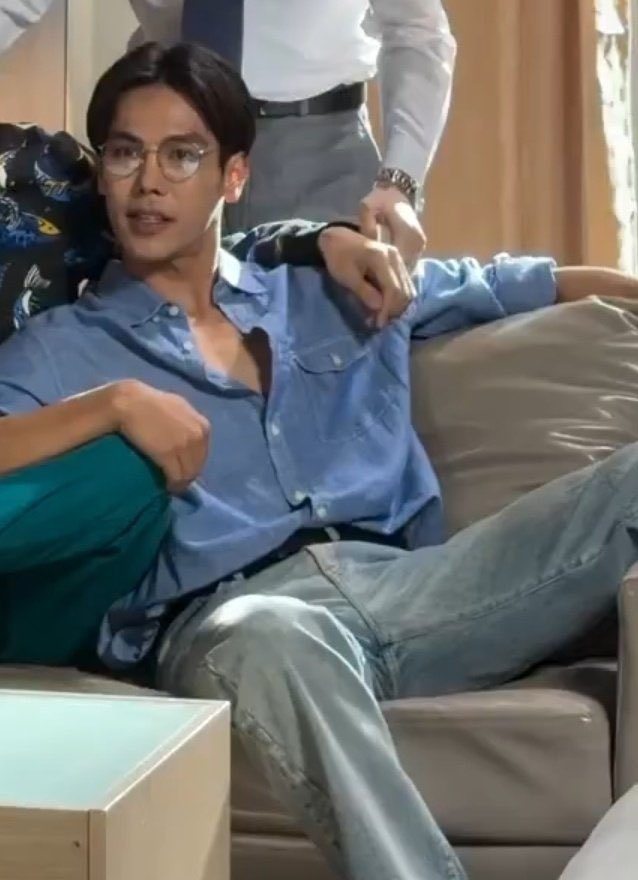 ถ้าสะพายกล้องล่ะ คนนั้นมาก