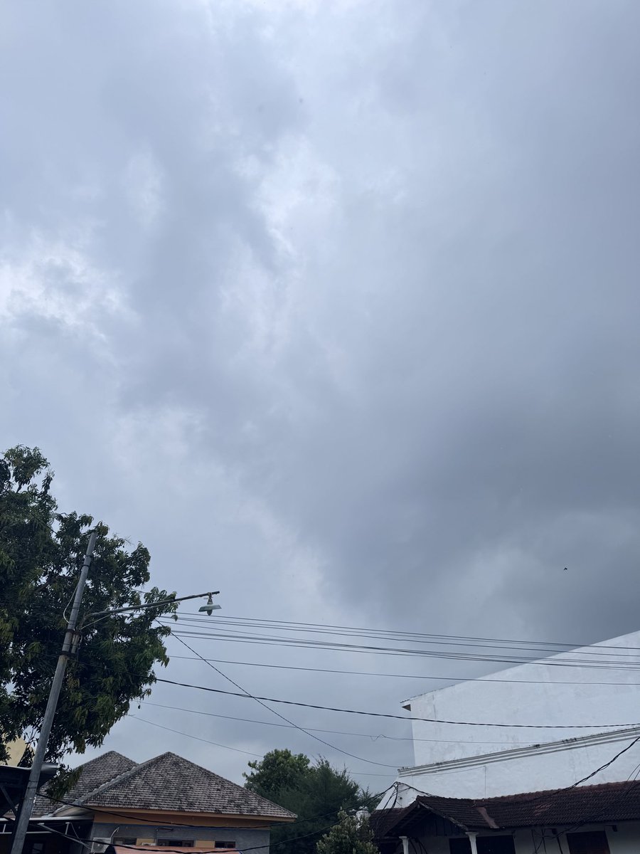 AndyPratamaa's tweet photo. Tiba-tiba mendung dan hujan om @zakiberkata di pengaruhi karena apa ya, Lokasi Situbondo Jawa timur . . . https://t.co/JJ7a5LPU6I