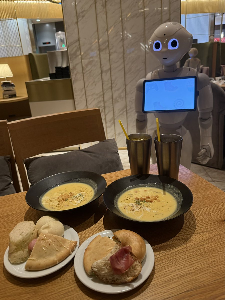luvheart__10's tweet photo. パン食べ放題駆け込んできた🥐🥯
パフェもかわいくて美味しかった♡ https://t.co/GjKf0EwDhn