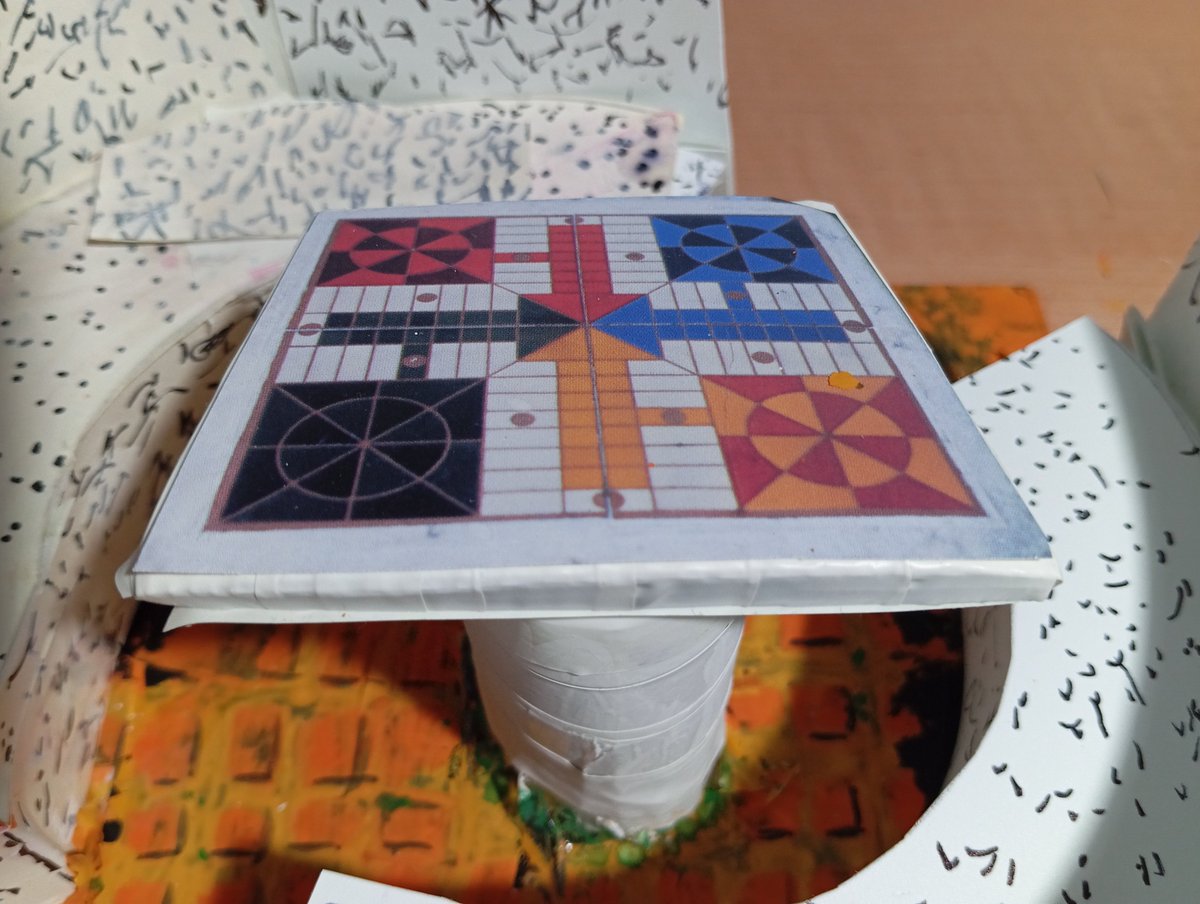 Mesa de parchís de la Plaça Francisco Llopis ( Calpe)

Lugar al que los jóvenes íbamos para jugar a los juegos de mesa.