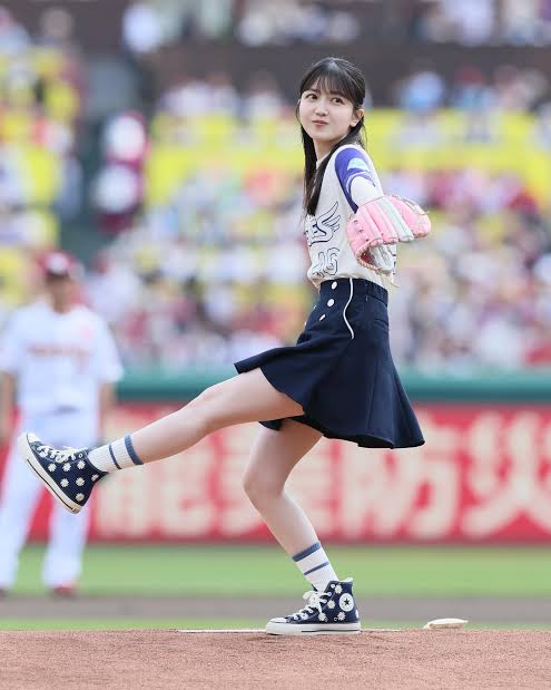 bozu_108's tweet photo. 東北楽天ゴールデンイーグルスの暗黙のルール選手権

最優秀賞
2桁得点した次の日の試合がすごく不安になる

金賞
攻撃中に満塁になったからって手放しに喜んではいけない

入賞
マスコットが教えるお絵描き教室がガチ過ぎる

入賞
誰がなんと言おうと
勝利の女神は久保史緒里であること https://t.co/DRNtHfzSjh