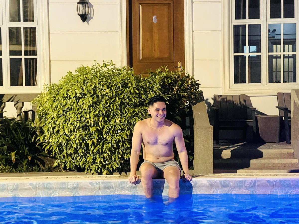 HostE0718's tweet photo. Summer Dip ☀️⛱️🌊 https://t.co/KfyC8drQyz
