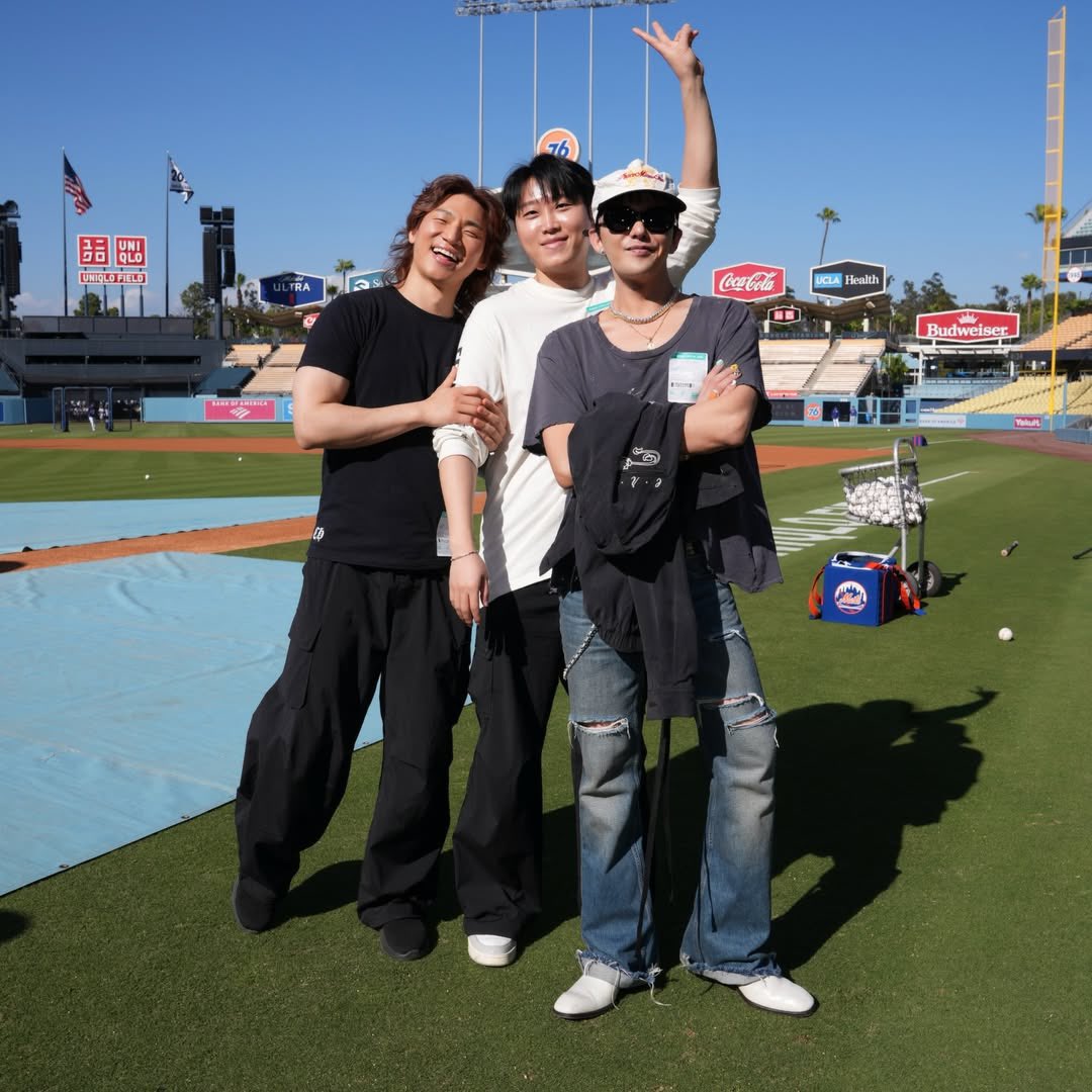 Daesung is a cutie for holding his manager hands like that😭💛