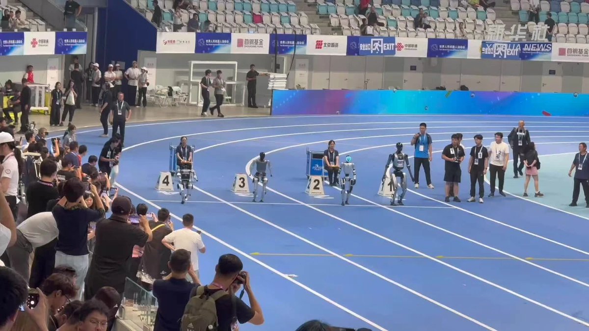 DailyBeijing's tweet image. 这场“特别”的运动会，有第二届了！
Can you imagine #humanoidrobots competing in the tug of war? With new events added and rules changed, the second World Humanoid Robot Games will be held on Aug. 22-26 at the National Speed Skating Oval in #Beijing. Come witness the leap forward of