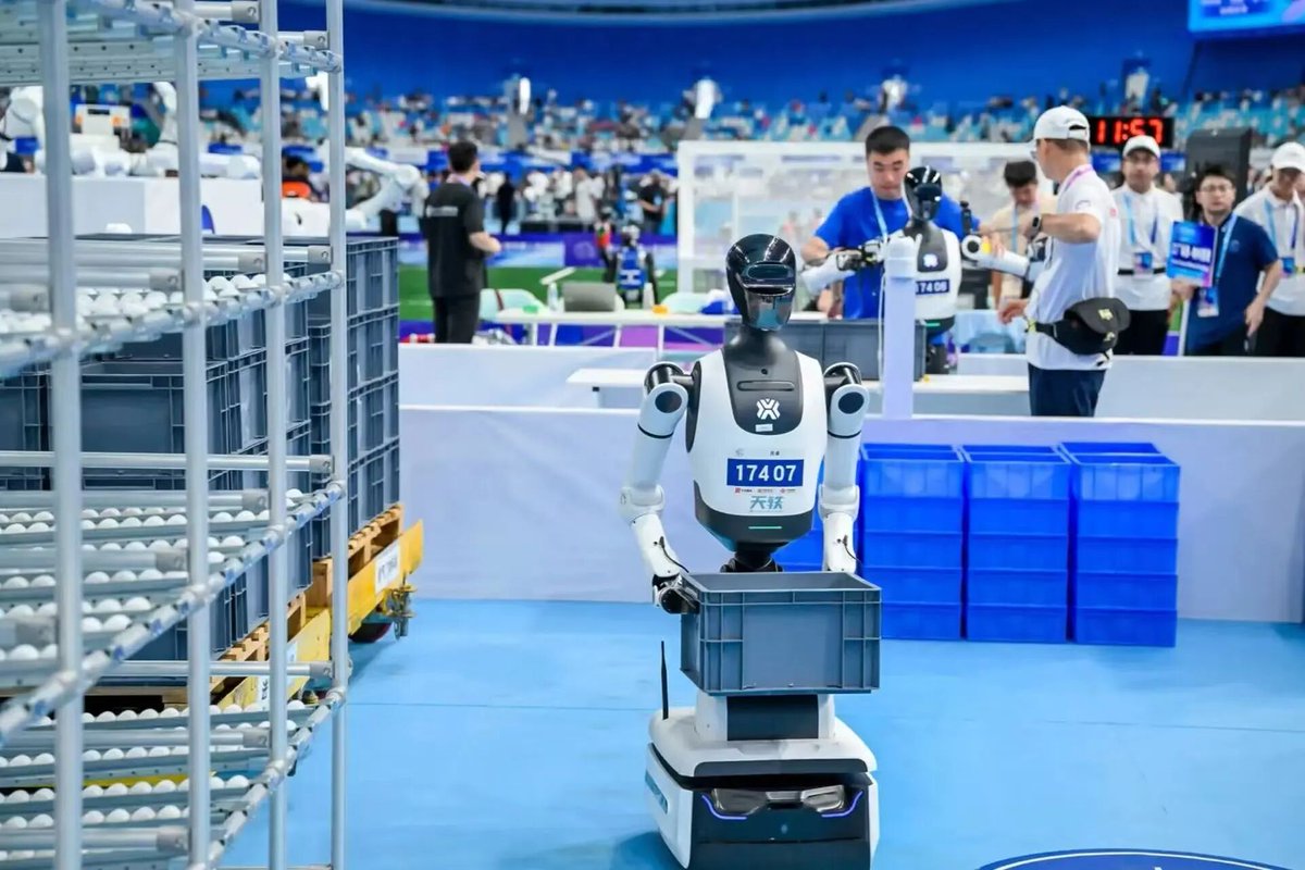 DailyBeijing's tweet image. 这场“特别”的运动会，有第二届了！
Can you imagine #humanoidrobots competing in the tug of war? With new events added and rules changed, the second World Humanoid Robot Games will be held on Aug. 22-26 at the National Speed Skating Oval in #Beijing. Come witness the leap forward of
