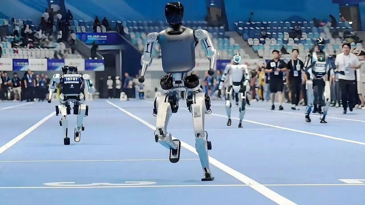 DailyBeijing's tweet image. 这场“特别”的运动会，有第二届了！
Can you imagine #humanoidrobots competing in the tug of war? With new events added and rules changed, the second World Humanoid Robot Games will be held on Aug. 22-26 at the National Speed Skating Oval in #Beijing. Come witness the leap forward of