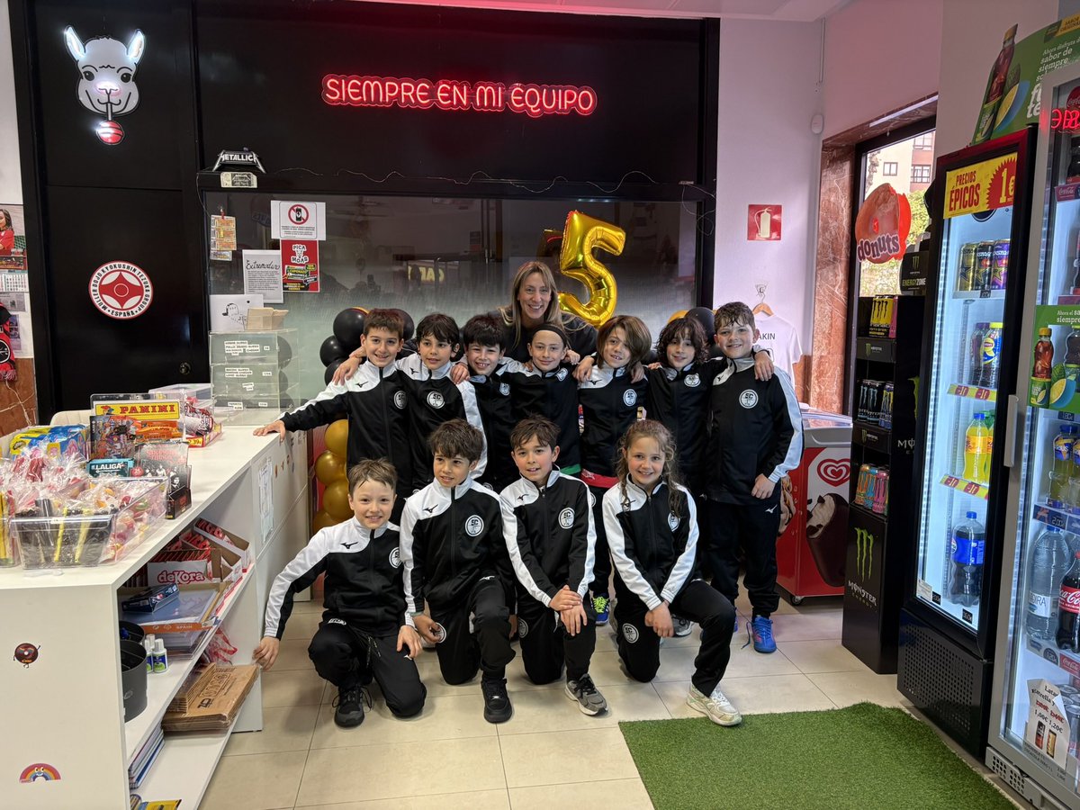 5Corunafs's tweet photo. Non hai nada mellor despois dun partido ca un final doce 🍭🖐🏼❤️
O noso benxamín visitou a Pica Moas. Grazas polo apoio ao equipo e ao deporte base!

📍 Avda. da Concordia, 25 https://t.co/ME2qZ0L7tA