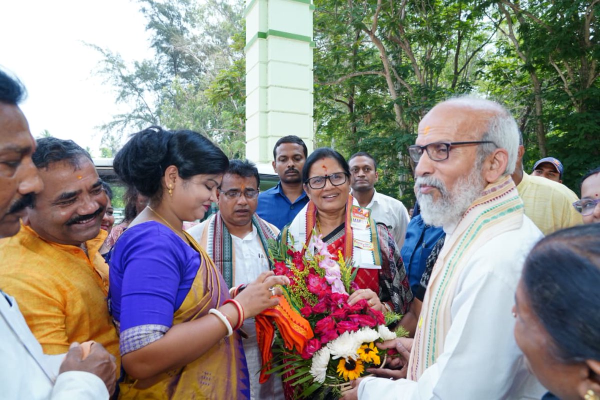 ଆଜି ବାଲେଶ୍ୱର ଗସ୍ତରେ ଥିବାବେଳେ ବାଲେଶ୍ୱରସ୍ଥିତ ସର୍କିଟ ହାଉସଠାରେ ସ୍ୱାଗତ ଓ ସମ୍ବର୍ଦ୍ଧନା ପାଇଁ ଆମ ଦଳର ବରିଷ୍ଠ ନେତା ତଥା ବାଲେଶ୍ୱରର ମାନ୍ୟବର ସାଂସଦ ଶ୍ରୀ <a href="/pcsarangi/">Pratap Chandra Sarangi</a> ଏବଂ ଅନ୍ୟ ସ୍ଥାନୀୟ ନେତୃବୃନ୍ଦଙ୍କୁ ଧନ୍ୟବାଦ । #BJP