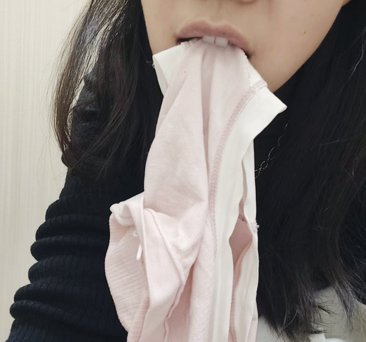 with911688's tweet photo. #029西安 #西安夫妻 #淫妻日常 #淫妻调教 #任务 
调教任务:在公司厕所脱下内裤，��在嘴里的人妻 https://t.co/mRD2EaEtvm