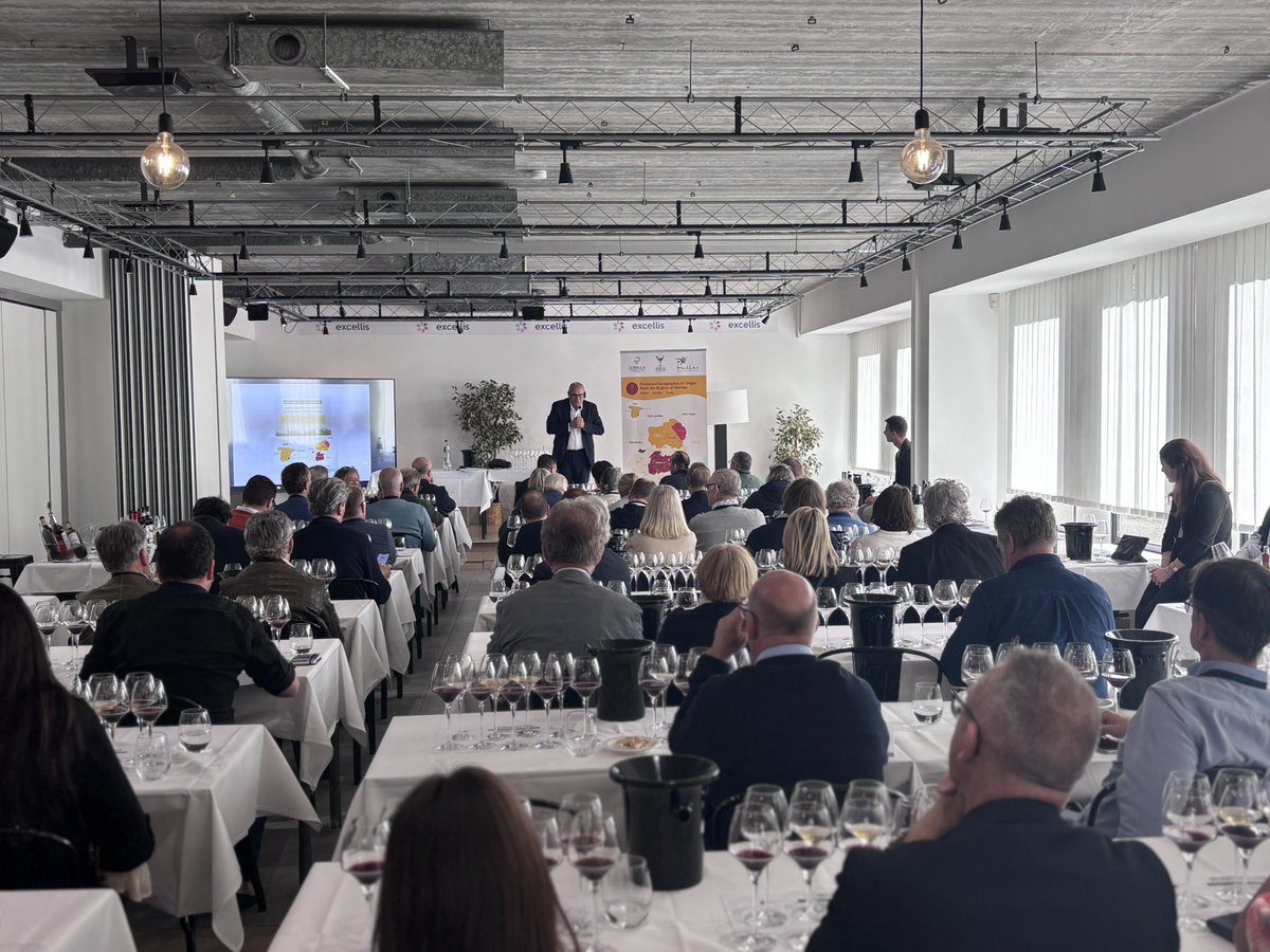 RegMurciaBrux's tweet image. 🇪🇺🇧🇪🍷Vinos de las Denominaciones de Origen Protegidas #DOP de la #RegióndeMurcia se muestran en Bruselas

🍇17 bodegas de las DOP #Jumilla #Yecla y #Bullas participan en un salón de degustación ante sumilleres,periodistas especializados, responsables de compras, y restauradores.