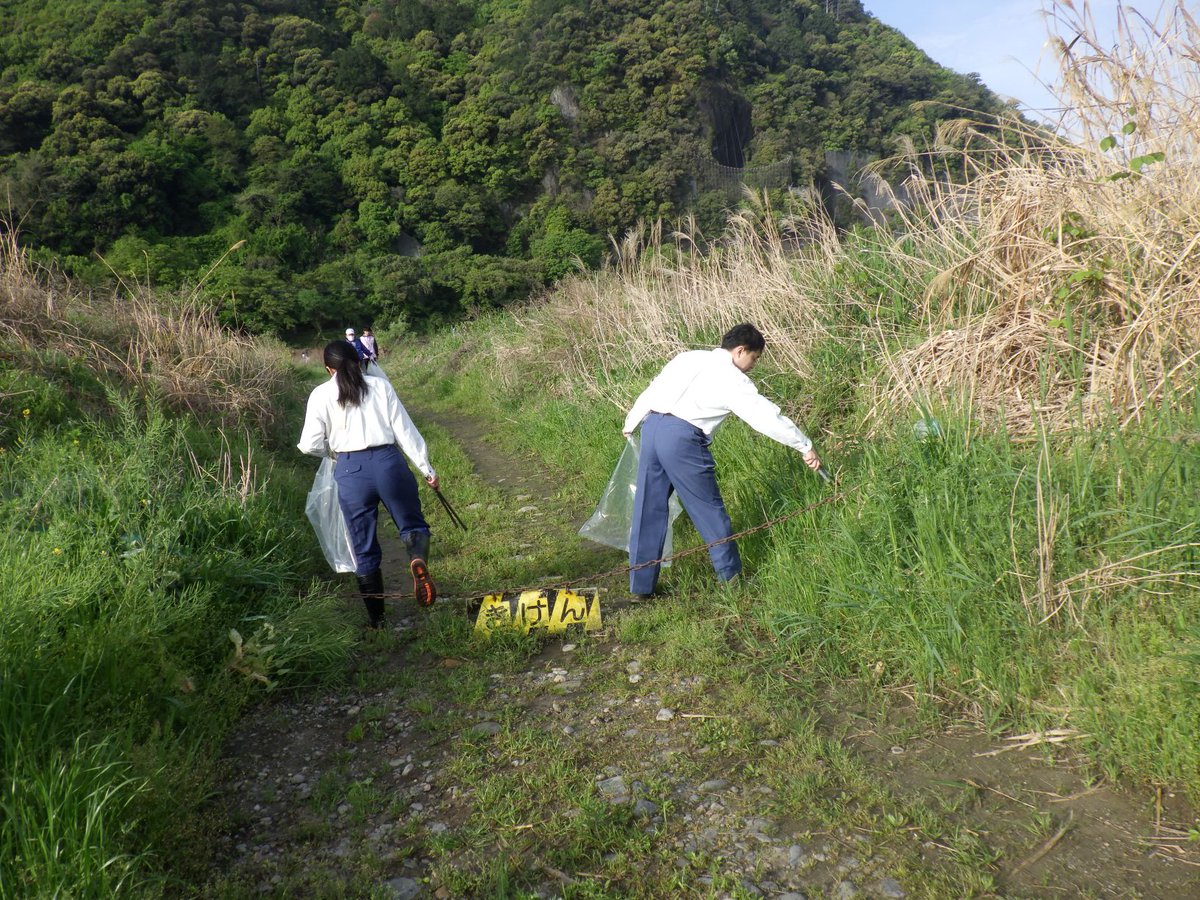 jwa_nagara's tweet photo. 【長良川をキレイに】
4月19日（日）岐阜新聞社・岐阜放送が主催する「長良川を美しくしよう運動」に職員4名が参加しました。一見きれいにみえても、草木にビニール袋が絡まっていたり、岩の下にプラスチック片が挟まっていました。
川にはゴミを捨てず、いつまでも川を大切にしていきましょう！ https://t.co/G6OJ96wfBV