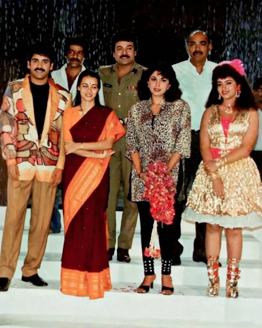 FilmyFocus's tweet image. Double action, double fun 🎬
Celebrating 32 years of the #HelloBrother🎉

#Nagarjuna #Soundrya #RamyaKrishnan