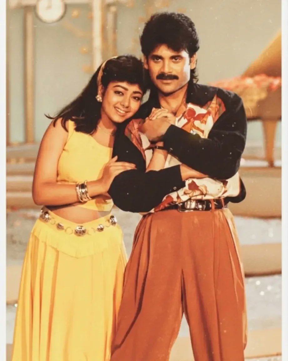 FilmyFocus's tweet image. Double action, double fun 🎬
Celebrating 32 years of the #HelloBrother🎉

#Nagarjuna #Soundrya #RamyaKrishnan