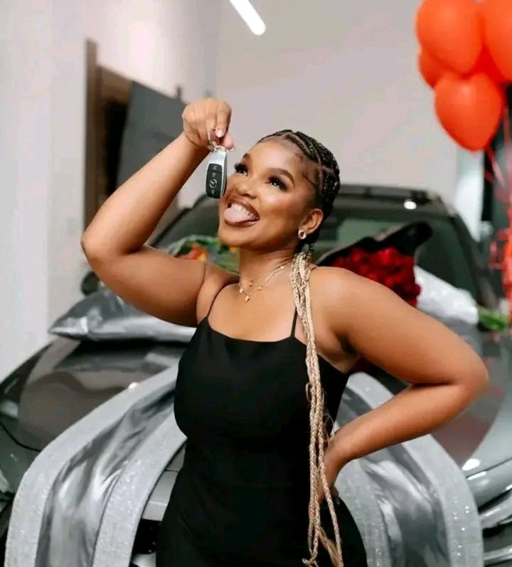 KayslowZa's tweet photo. She charges 9.5 million for a studio session. Who is she?  💑👇

#viral
#cm
#trending 
@RealSihleIV https://t.co/Oe72IZvzXG
