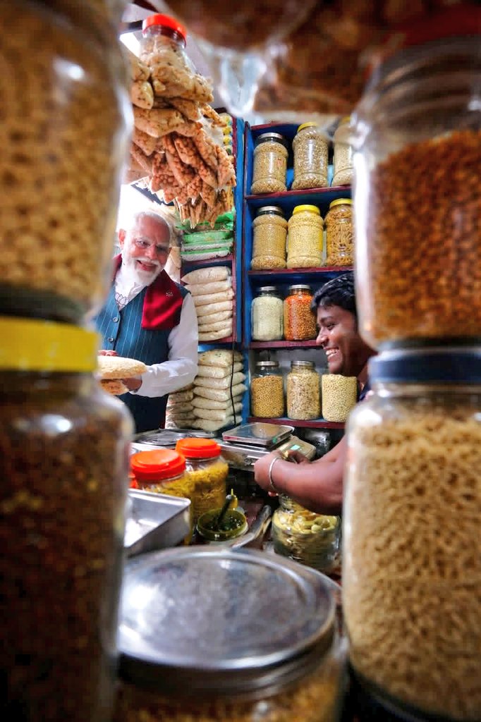 keveeyes's tweet image. #MamataBanerji, remember this moment, this video... Our @narendramodi ji is aside his Mother before swearing in as #PM in 2014.... then Mom gave him a small amount, a currency note, which he kept in his pocket. Yes, #Modiji keeps that small currency note always in his pocket...