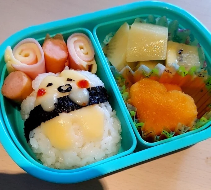 食に余り興味の無い子の為に、弁当に顔をつけ人(びと)になって早数年ですが、周りを伺うにそろそろ卒業かも知れません。 キャラクターがリクエストに登場し始めてからは難易度が上がりました。キャラ弁作りん人(ちゅ)のみんな、すごいよ