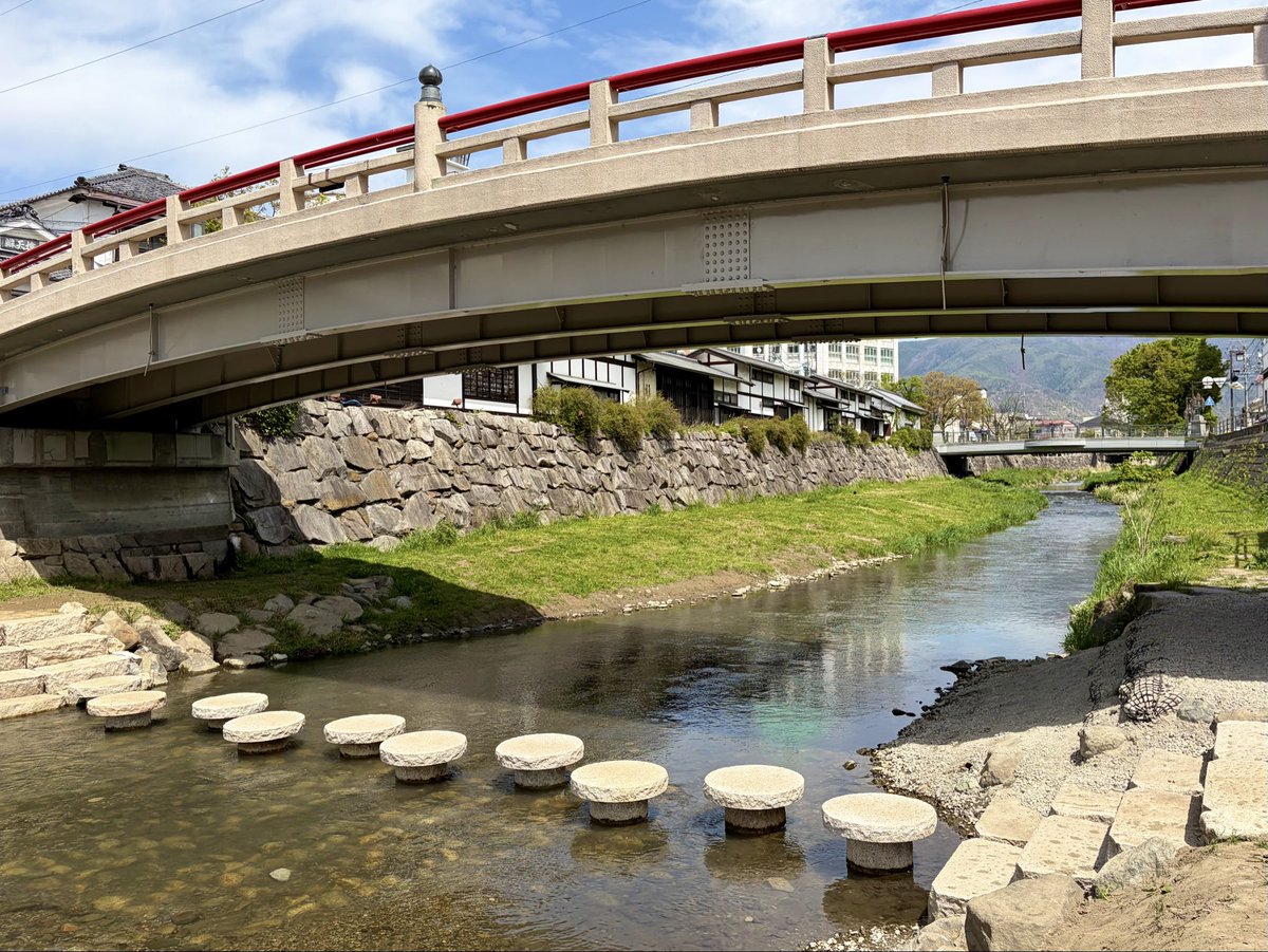 Matsumoto_city's tweet photo. 女鳥羽川に新しいお楽しみが誕生🪽
中の橋の下に、かわいい「飛び石」が設置されました！
みなさんはもう、渡ってみましたか？🐾

横から見ると、まるで川に生えたキノコのよう🍄✨
公共空間リノベーションで、さらに歩いて楽しい街へと進化中の三の丸エリア🏞️
水面を近くに楽しみながら、新緑の女鳥羽川をのんびりお散歩してみませんか？👟🌿

＃松本市 ＃女鳥羽川 ＃三の丸エリア ＃飛び石 #matsumotocity