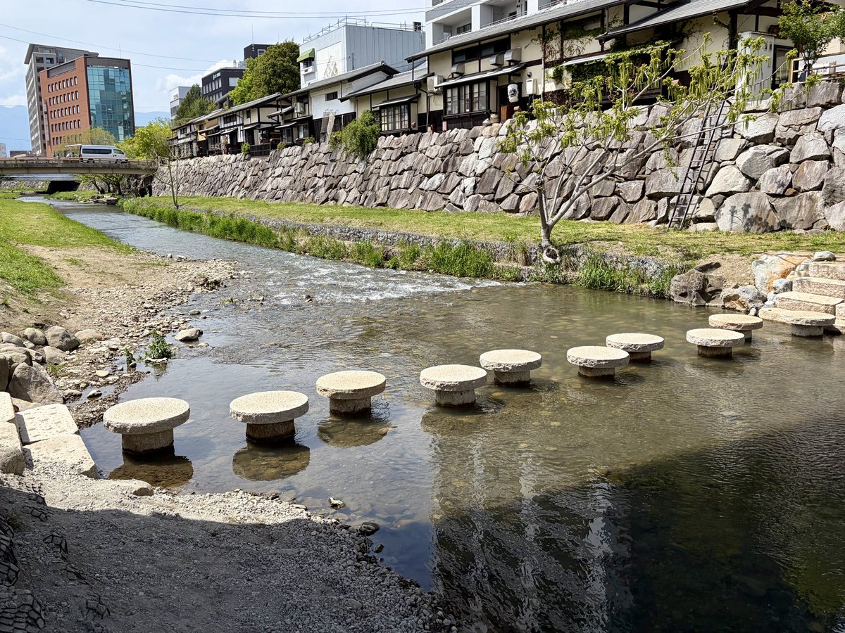 Matsumoto_city's tweet photo. 女鳥羽川に新しいお楽しみが誕生🪽
中の橋の下に、かわいい「飛び石」が設置されました！
みなさんはもう、渡ってみましたか？🐾

横から見ると、まるで川に生えたキノコのよう🍄✨
公共空間リノベーションで、さらに歩いて楽しい街へと進化中の三の丸エリア🏞️
水面を近くに楽しみながら、新緑の女鳥羽川をのんびりお散歩してみませんか？👟🌿

＃松本市 ＃女鳥羽川 ＃三の丸エリア ＃飛び石 #matsumotocity