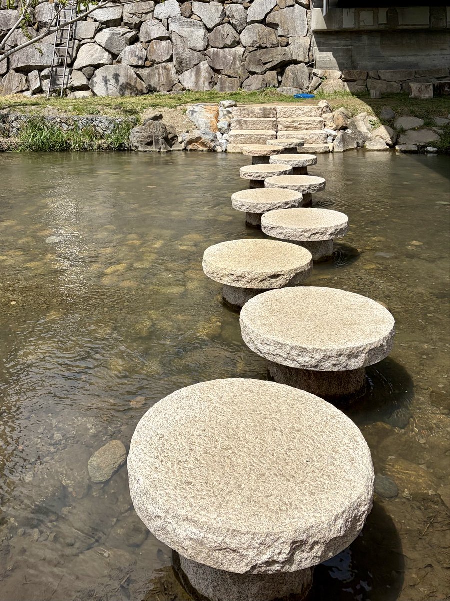 Matsumoto_city's tweet photo. 女鳥羽川に新しいお楽しみが誕生🪽
中の橋の下に、かわいい「飛び石」が設置されました！
みなさんはもう、渡ってみましたか？🐾

横から見ると、まるで川に生えたキノコのよう🍄✨
公共空間リノベーションで、さらに歩いて楽しい街へと進化中の三の丸エリア🏞️
水面を近くに楽しみながら、新緑の女鳥羽川をのんびりお散歩してみませんか？👟🌿

＃松本市 ＃女鳥羽川 ＃三の丸エリア ＃飛び石 #matsumotocity
