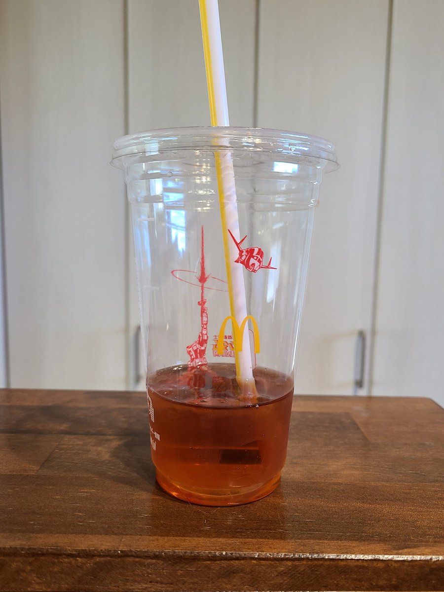 マクド行ったらガンダムだった。昭和のグラスみたいで、とてもいいデザイン。
ストローとも色を合わせてるのかな？たまたまかな。