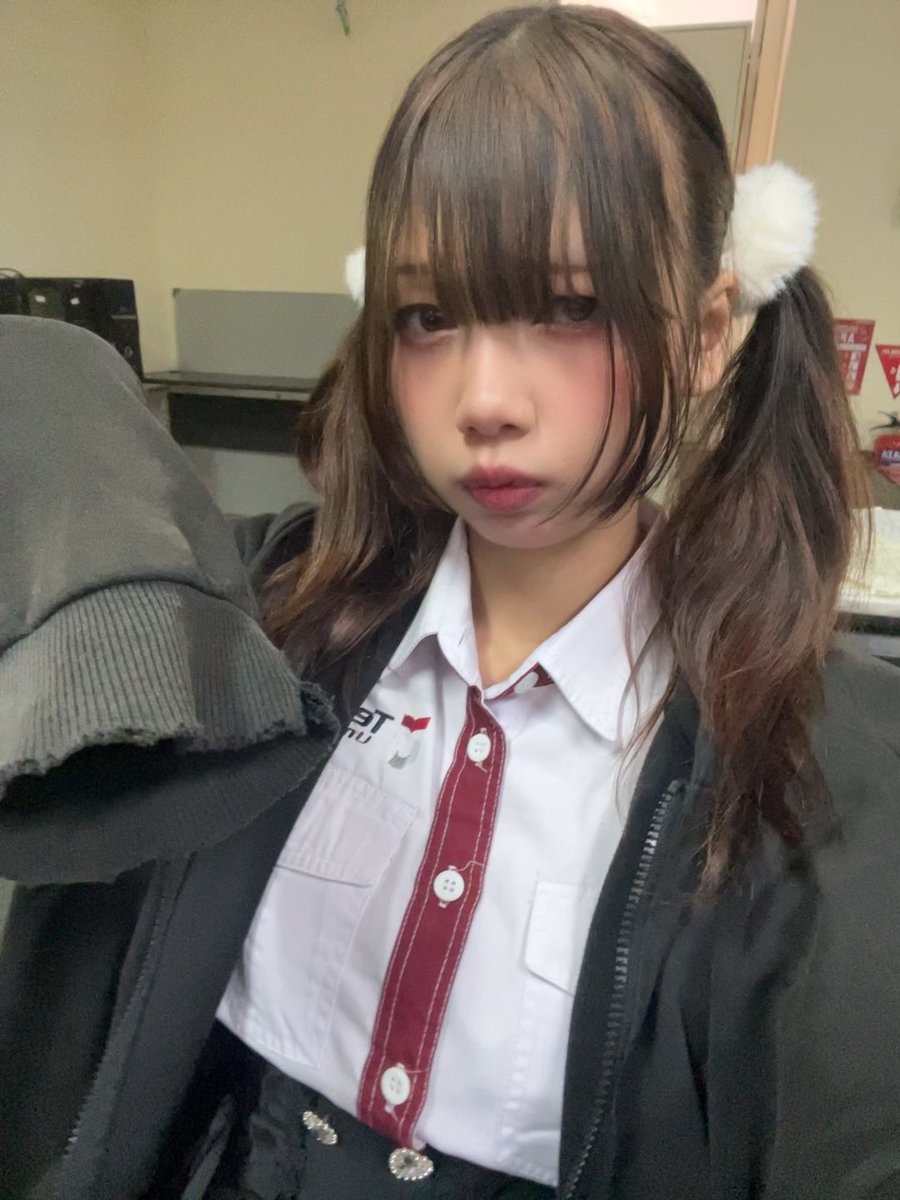 cherrioly's tweet photo. soooo obsessed with this pompom hair band https://t.co/jU6CTwPe4a