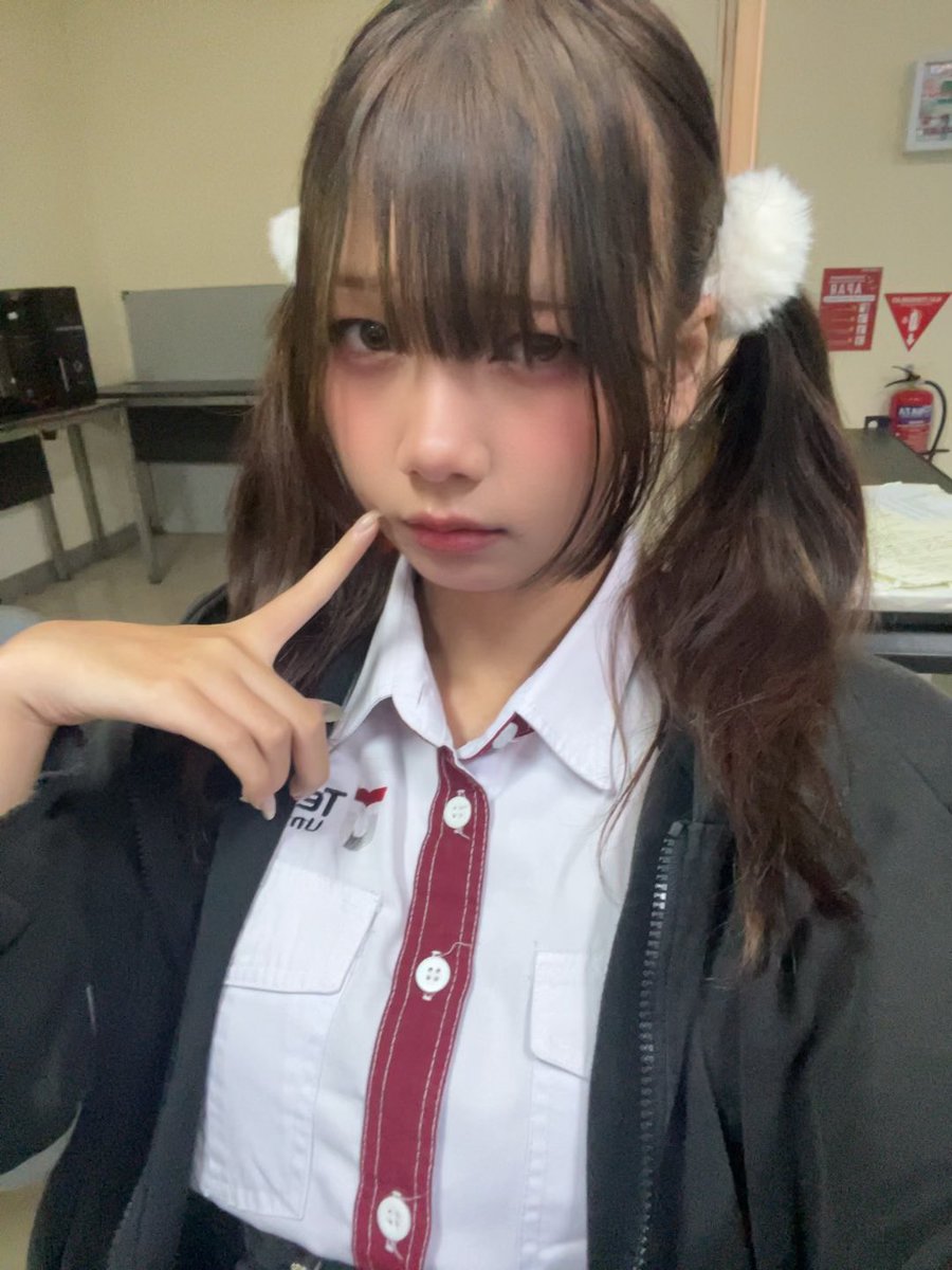 cherrioly's tweet photo. soooo obsessed with this pompom hair band https://t.co/jU6CTwPe4a