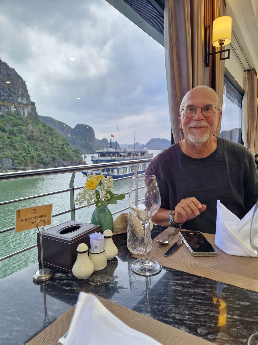 Sukani123's tweet image. So langsam nähert sich unsere Reise ihrem Ende.
Unsere letzte Station wird Hanoi sein. Aber vorher haben wir uns noch ein kleines Sahnehäubchen gegönnt: Eine 3-Tage Mini-Cruise in der Halong-Bucht.
3 Tage gemütlich durch dieses Naturwunder geschippert werden...
#Vietnam ❤️