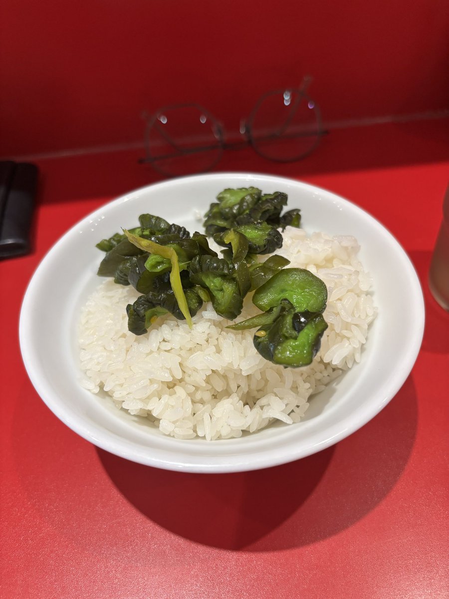 kwengso's tweet photo. 15杯目／365日
本八幡　武蔵野
ラーメン850円
半ライス50円
接客最高でした！！
ラーメンも美味しかった🍜
ただライスが不味い💢
100円でも良いから美味しいご飯で食べたかったw
#ラーメン #つけ麺 #俺は食べ続ける #武蔵家 #家系ラーメン #ネオ家系ラーメン https://t.co/KwoRcKgcA8