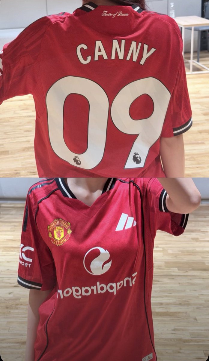 CHIQUITA WEVERSE UPDATE 

Chiquita BABYMONSTER is wearing a red Manchester United jersey customized with her name “Canny 09” on the back.