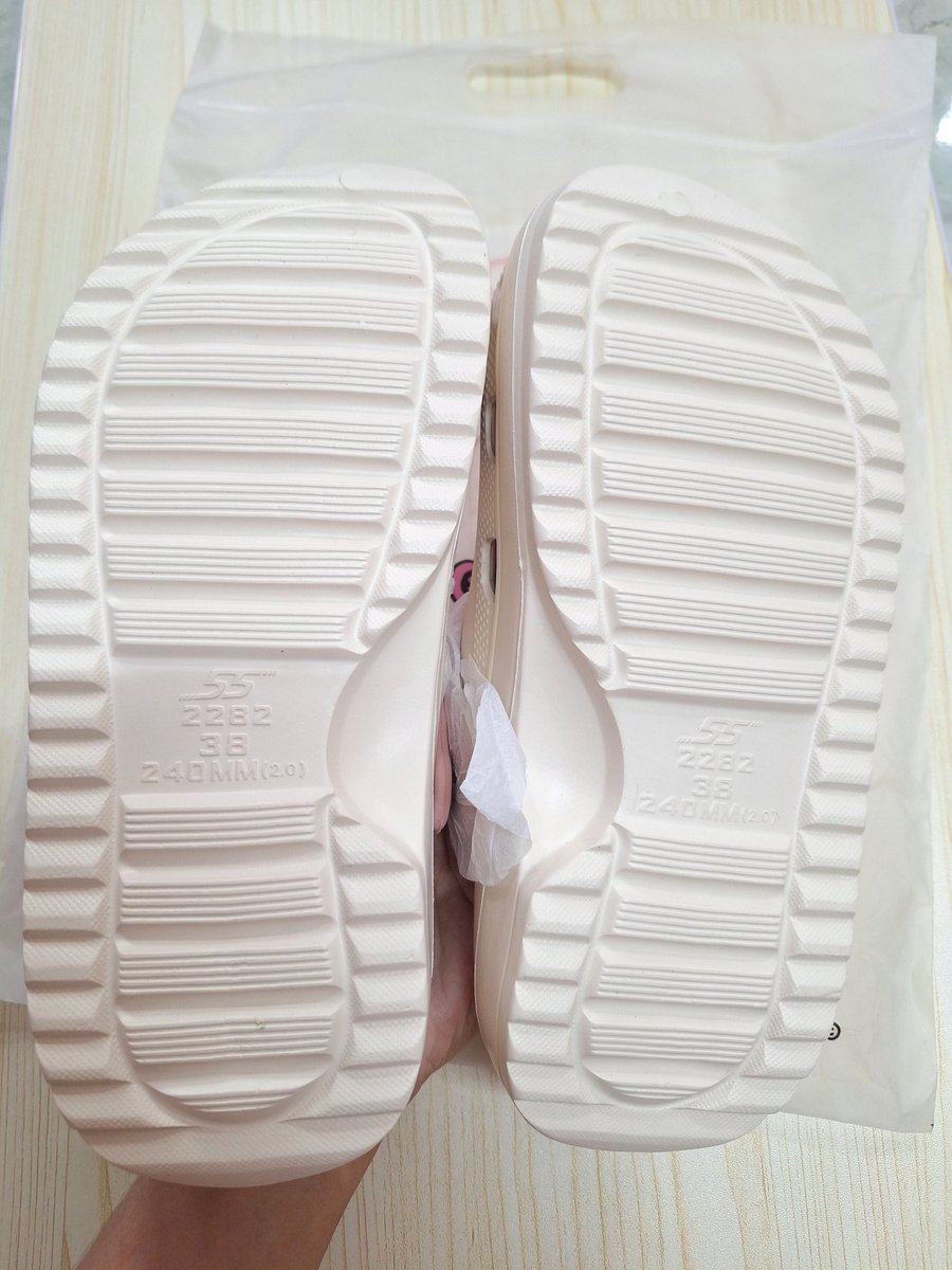 tinybunny_w's tweet photo. ส่งต่อค่ะ รองเท้าแตะ Esther Bunny x Roving Fox ของใหม่ไม่เคยใช้ค่ะ ซื้อมาเก็บค่ะ size 38 นะคะ 380 บาท ส่งฟรีค่า #ส่งต่อ #ส่งต่อของใช้ #โล๊ะตู้ #ตลาดนัดestherbunny #estherbunny
#ตลาดนัดเอสเธอร์บันนี่ #เอสเธอร์บันนี่ #รองเท้าแตะ #รองเท้าแตะหัวโต https://t.co/gd2CEsaLz5