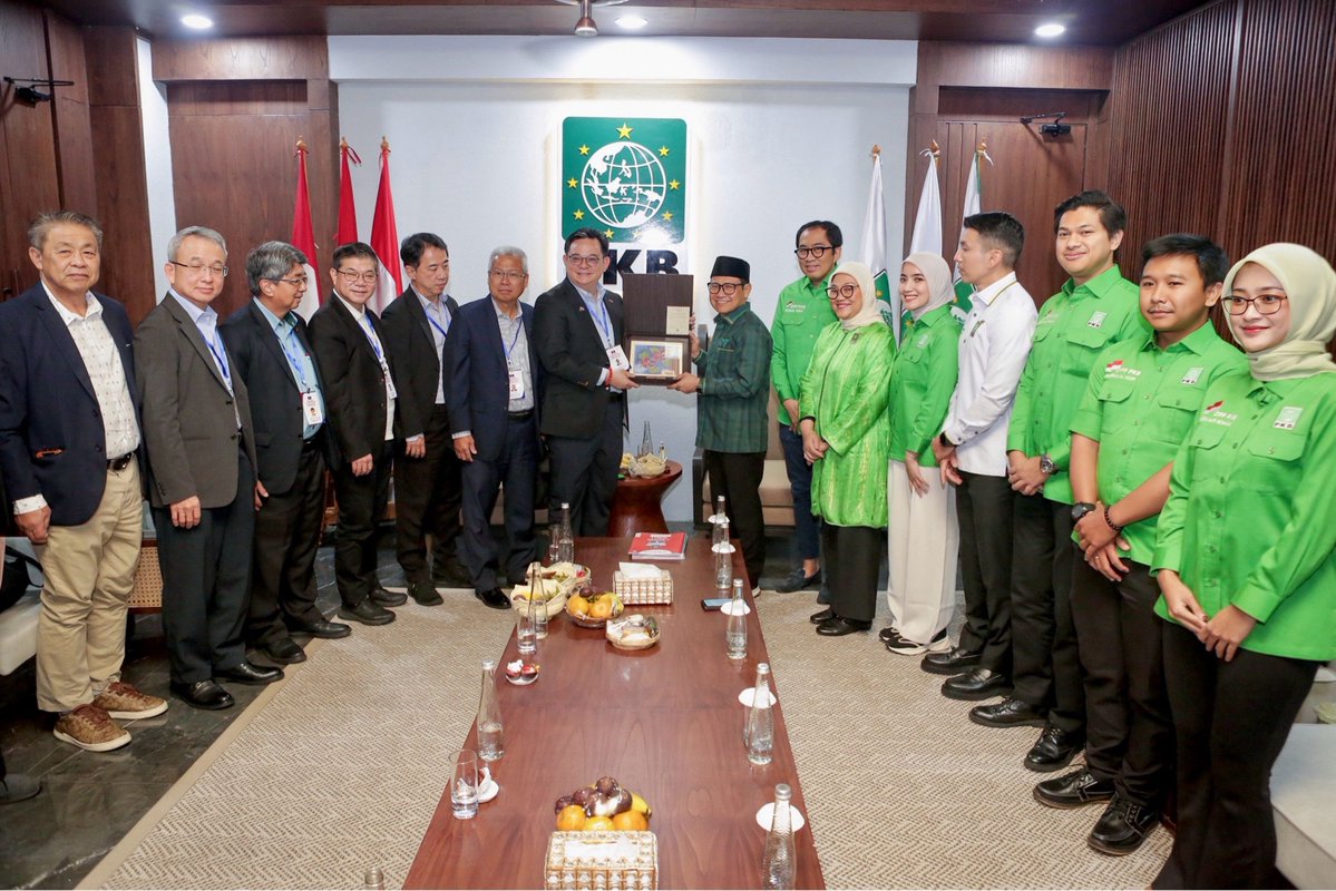 Terima kasih atas kunjungan Wakil Presiden Malaysian Chinese Association (MCA), Dato’ Lawrence Low, beserta rombongan ke kantor DPP PKB.

Sebuah kehormatan dapat bersilaturahmi dan berdialog dengan perwakilan politik warga Tionghoa Malaysia. Pertemuan ini menjadi pengingat bahwa