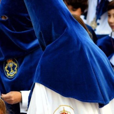Que las #cofradíasmlg #cofradiasmlg tengan necesidad de actualizar o uniformar sus túnicas nazarenas se entiende.

Pero NO que se pierdan corte y confección malagueños por importar el modelo sevillano en Y griega invertida.

OS GUSTAN
TODAS LAS TRADICIONES
MENOS LAS MALAGUEÑAS.