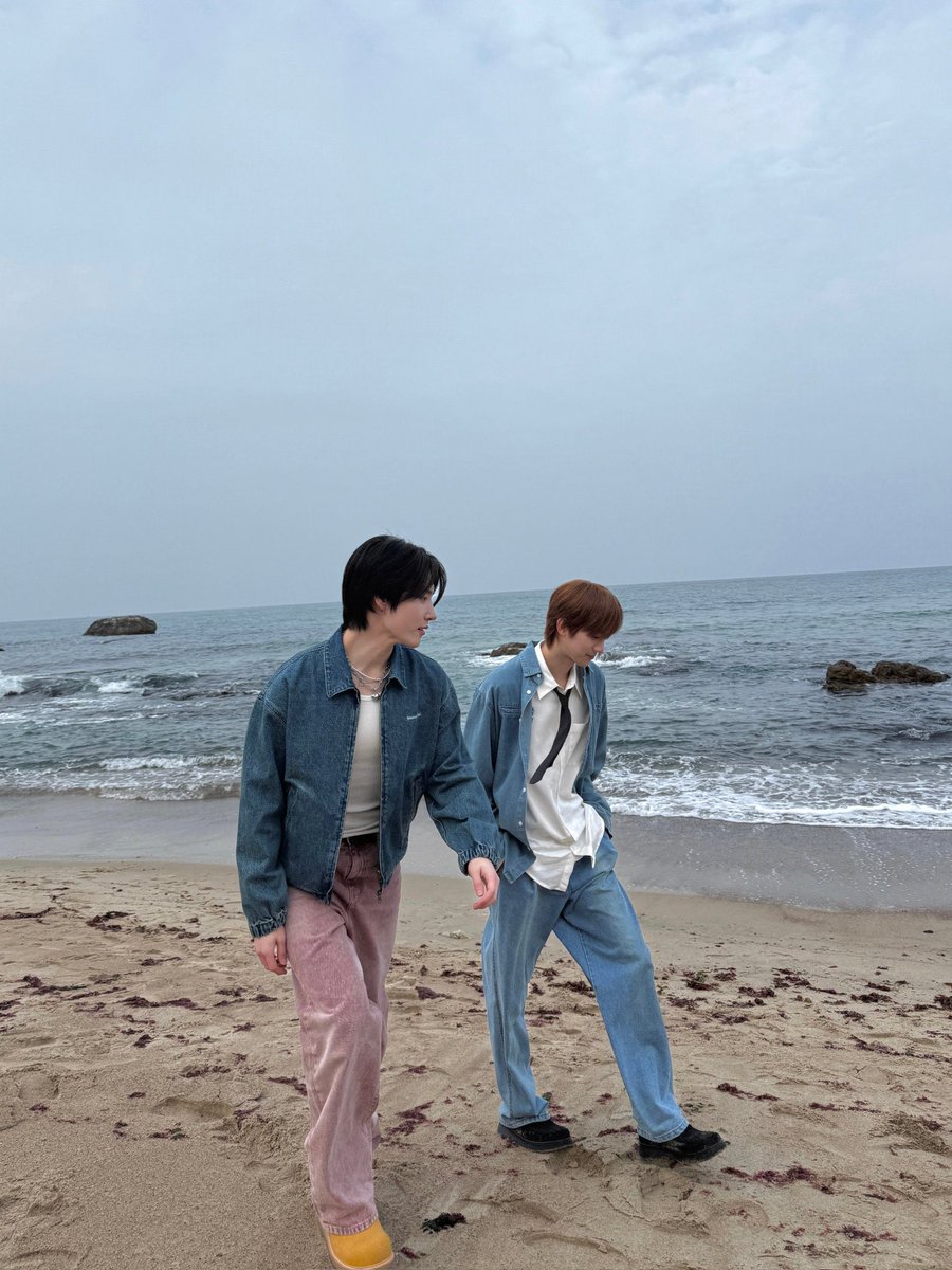 youhgjun's tweet photo. It’s the exact moment when my brain can’t comprehend a single conversation and he needs to snap it out of me. https://t.co/81gd7UxERX