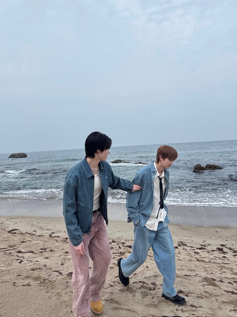 youhgjun's tweet photo. It’s the exact moment when my brain can’t comprehend a single conversation and he needs to snap it out of me. https://t.co/81gd7UxERX