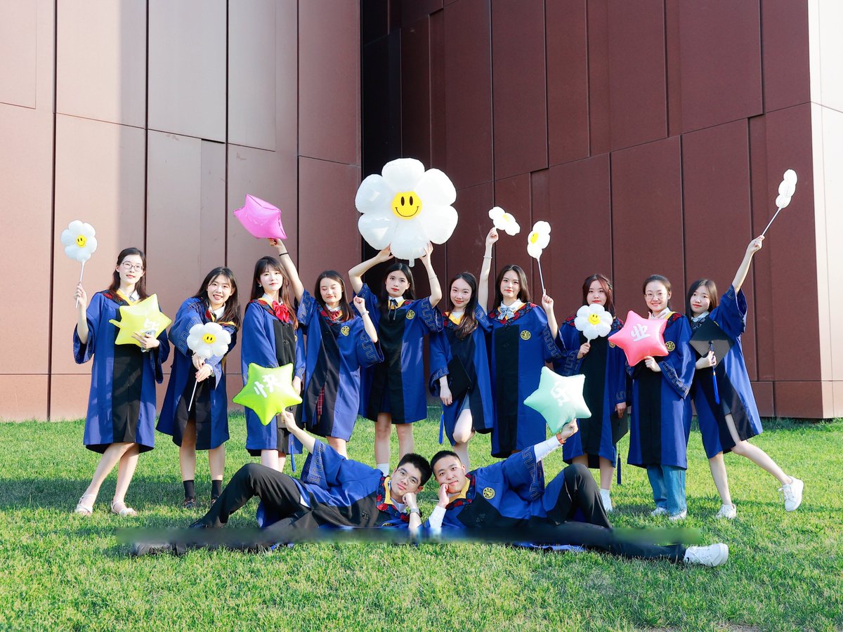 _Pretty_Prissy_'s tweet image. "Cheers to the ones who turned late nights u0026 coffee into a diploma!  Here’s to the roads ahead—forever grateful, never forgotten. #ClassOf2024 #GradVibes"