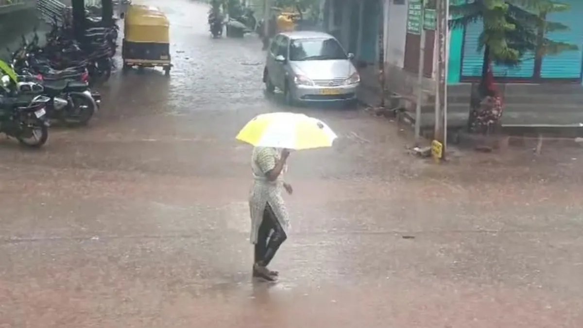 GuaranteeN26064's tweet image. ಬೇಸಿಗೆ ಬಿಸಿಲ ಝಳಕ್ಕೆ ಹೈರಾಣಾಗಿದ್ದ ದಾವಣಗೆರೆ ಜನರಿಗೆ ತಂಪೆರೆದ ಮಳೆರಾಯ | Guarantee News

guaranteenews.com/district-news/…

#davanagere #rain #channagirirain #Davanagereweatherupdate #summerrainrelief #Mavinhole