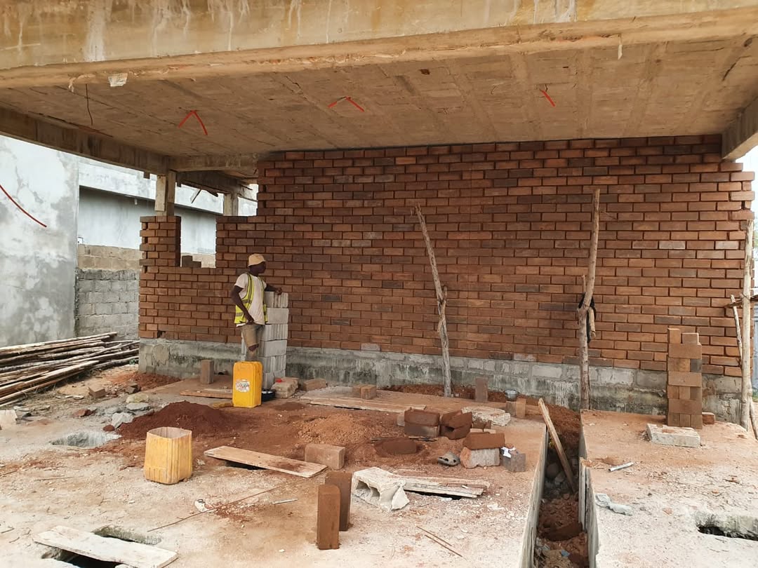 SNKArchi's tweet photo. Projet d'appartements en BTC, chantier architecture locale, vision contemporaine, construire autrement. 
 Fidjrossè,Cotonou,BÉNIN
Maître d'ouvrage : Privé
Terrain de 25 × 14 m.
#Benin #archibenin #cotonou #architecture #construirenterre https://t.co/al8XDuBHm5