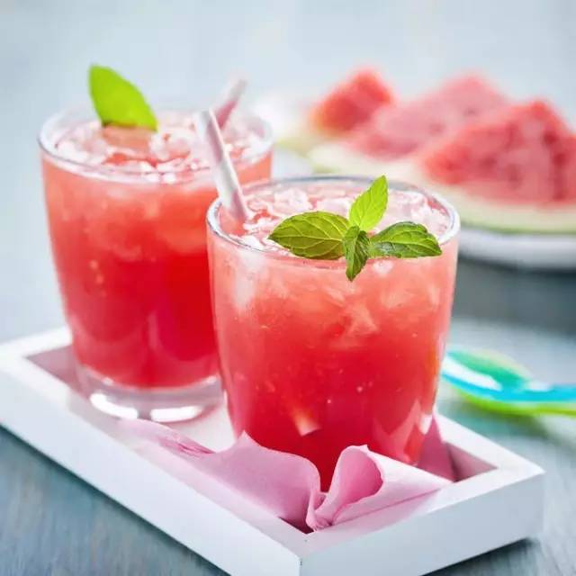 snicky_fox's tweet photo. Cool off with a Watermelon Mint Cooler! Blend 2 cups seedless watermelon, 5 mint leaves, 1 lime wedge + ice. Garnish with mint u0026 watermelon slice. Refreshing, 5 mins! #SummerDrinks #EasyRecipes https://t.co/5NRmbtOkUK
