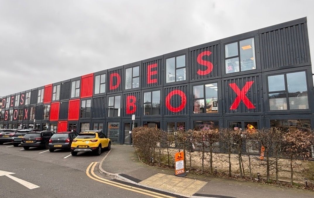 KemptonCarr's tweet image. Looking for affordable, flexible workspace in #HighWycombe? 👇

DesBox has you covered - each unit includes a sink, sockets, intercom, night storage heating &amp;amp; double glazing. Plus, lift, WCs &amp;amp; shower, CCTV, gated entry &amp;amp; parking: properties.kemptoncarr.co.uk/property-detai…