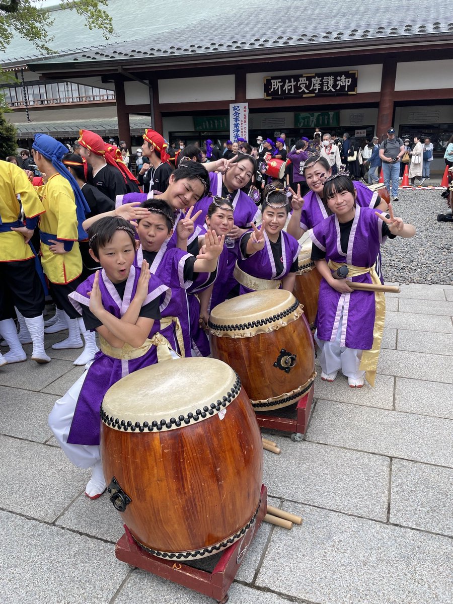 chigusadaico's tweet photo. 成田太鼓祭りが４月18.19日に開催されました🔥
千種太鼓は２日間参加！！
２日間完走いたしました🎵
晴天で土、日とも楽しく演奏する事ができました🎶
みんなの日焼けが素晴らしいです🤣
まだまだ反省点はたくさん、、、
反省点を生かして練習していきたいとおもいます！！ https://t.co/WmEztuzE84