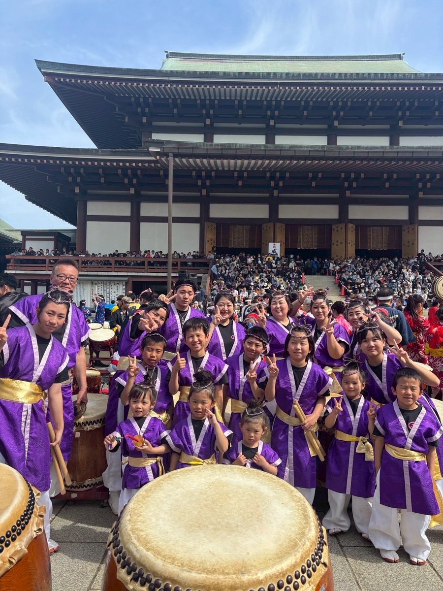 chigusadaico's tweet photo. 成田太鼓祭りが４月18.19日に開催されました🔥
千種太鼓は２日間参加！！
２日間完走いたしました🎵
晴天で土、日とも楽しく演奏する事ができました🎶
みんなの日焼けが素晴らしいです🤣
まだまだ反省点はたくさん、、、
反省点を生かして練習していきたいとおもいます！！ https://t.co/WmEztuzE84