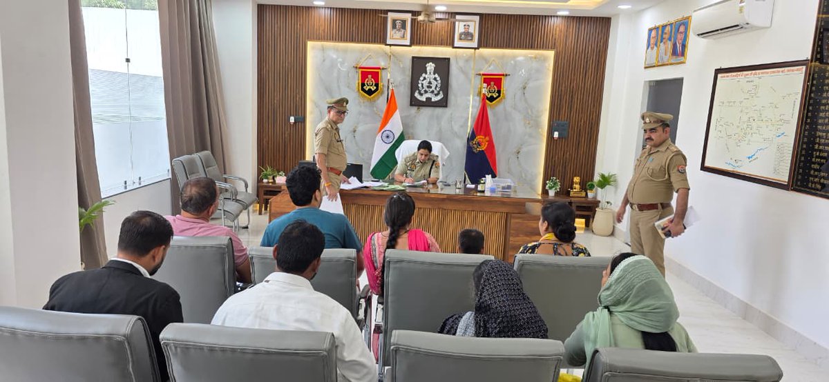 budaunpolice's tweet photo. #budaunpolice #SSPBDN सुश्री अंकिता शर्मा द्वारा पुलिस कार्यालय पर #जनसुनवाई की गयी। इस दौरान पुलिस कार्यालय में आने वाले शिकायतकर्ताओं की समस्याओं को सुनकर उनके समयबद्ध व गुणवत्तापूर्ण निस्तारण हेतु संबन्धित को आवश्यक दिशा-निर्देश दिए गये। #UPPolice https://t.co/htuZzUKWSy