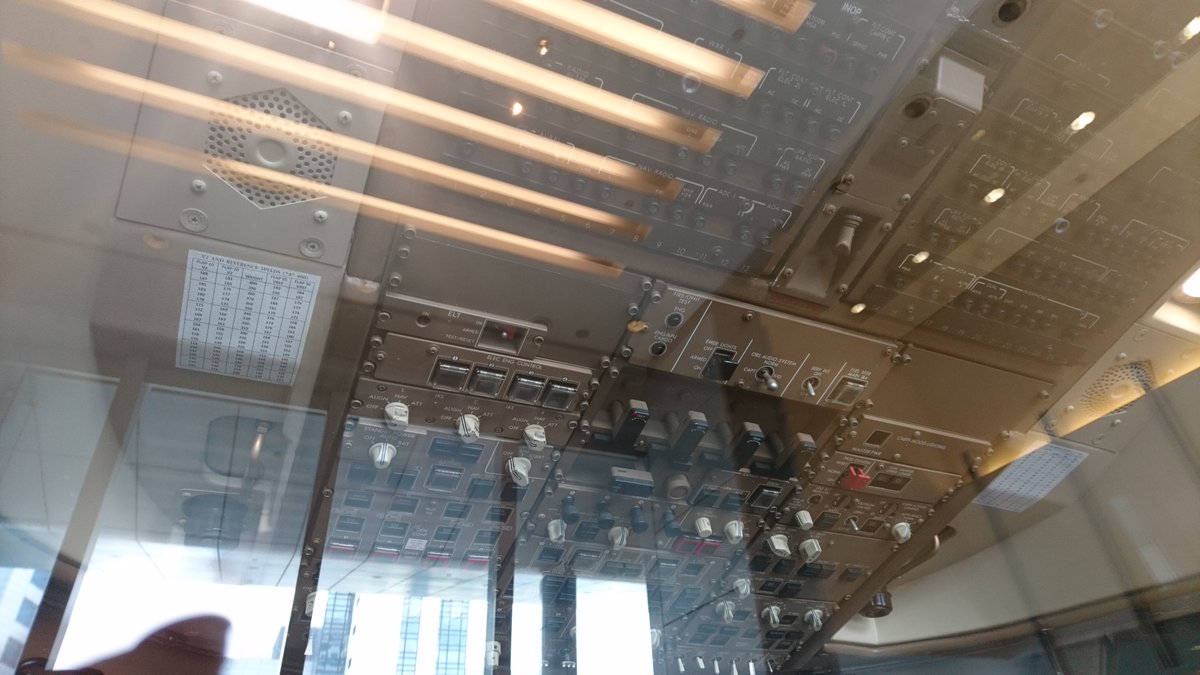 shionnnne's tweet image. キャセイパシフィック航空の最初のボーイング747-400のコクピットだって。1989年6月受領、2014年10月退役。

#Throwback　
#MADAOの熟成写真

なんだかんだ言ってフリーランス通訳やってた頃、結構香港中の大企業にお邪魔してたな🥲何やってんだろう俺は今……