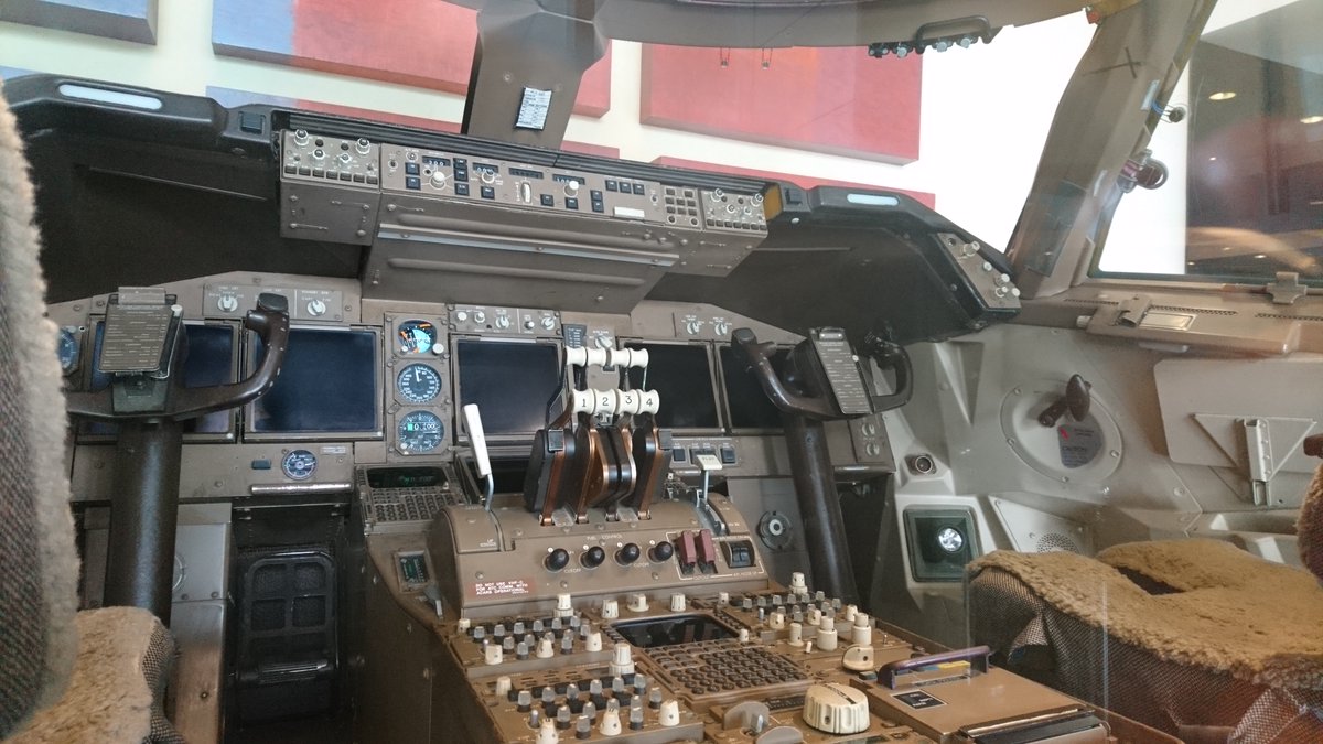 shionnnne's tweet image. キャセイパシフィック航空の最初のボーイング747-400のコクピットだって。1989年6月受領、2014年10月退役。

#Throwback　
#MADAOの熟成写真

なんだかんだ言ってフリーランス通訳やってた頃、結構香港中の大企業にお邪魔してたな🥲何やってんだろう俺は今……