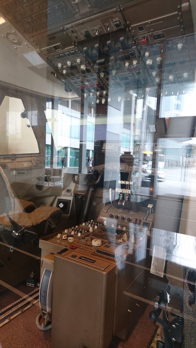 shionnnne's tweet image. キャセイパシフィック航空の最初のボーイング747-400のコクピットだって。1989年6月受領、2014年10月退役。

#Throwback　
#MADAOの熟成写真

なんだかんだ言ってフリーランス通訳やってた頃、結構香港中の大企業にお邪魔してたな🥲何やってんだろう俺は今……