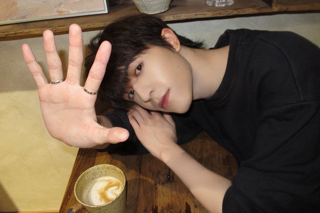 ถ่ายซีรี่ย์ถ่ายในป่า ดื่มกาแฟก็มาดื่มในป่า เป็นคนรักต้นมงต้นไม้💚💚